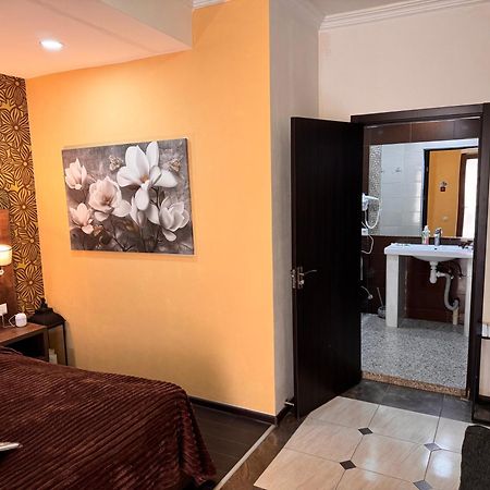 Two Lions Hotel Tbilisi Exterior foto