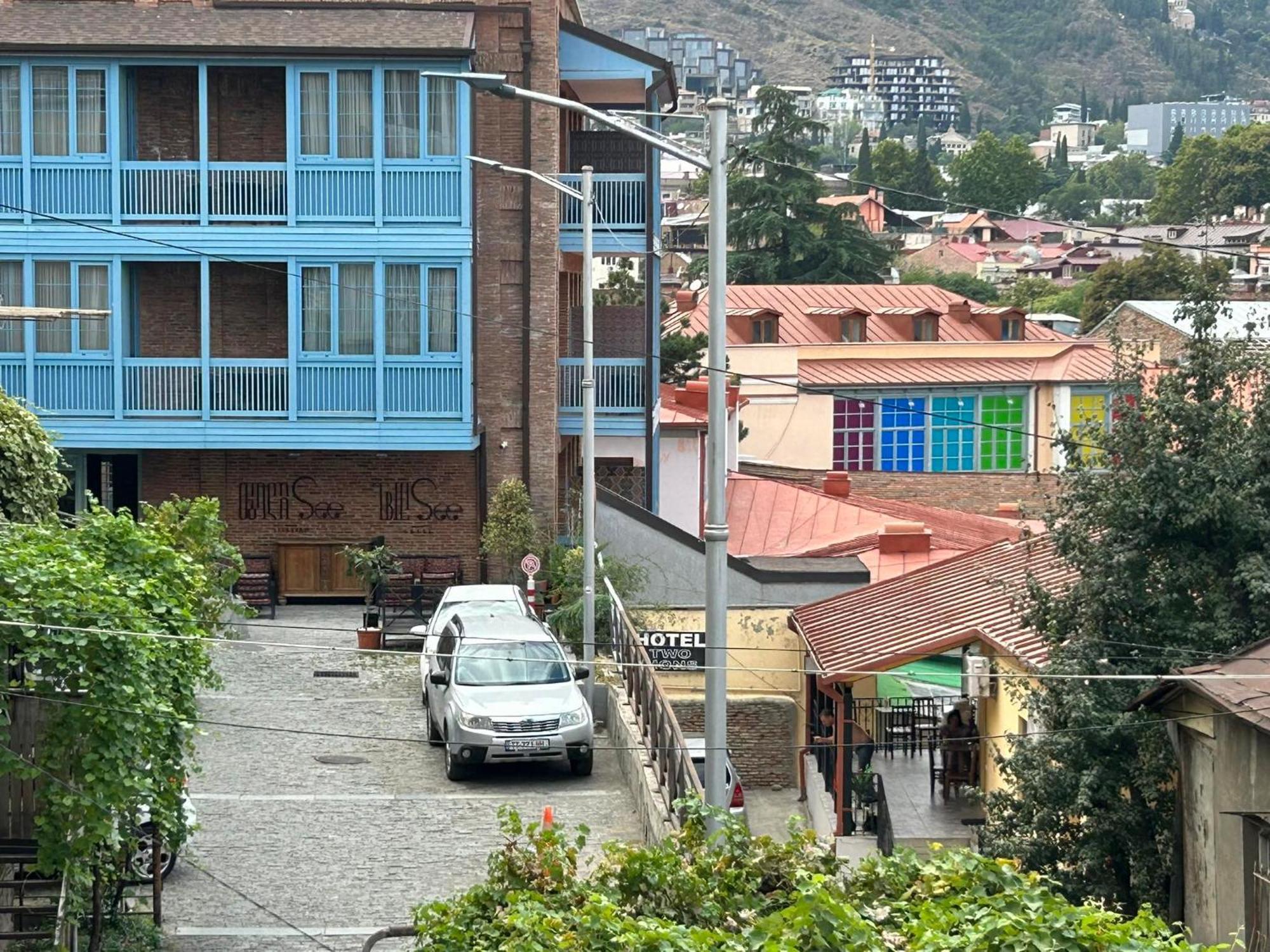 Two Lions Hotel Tbilisi Exterior foto