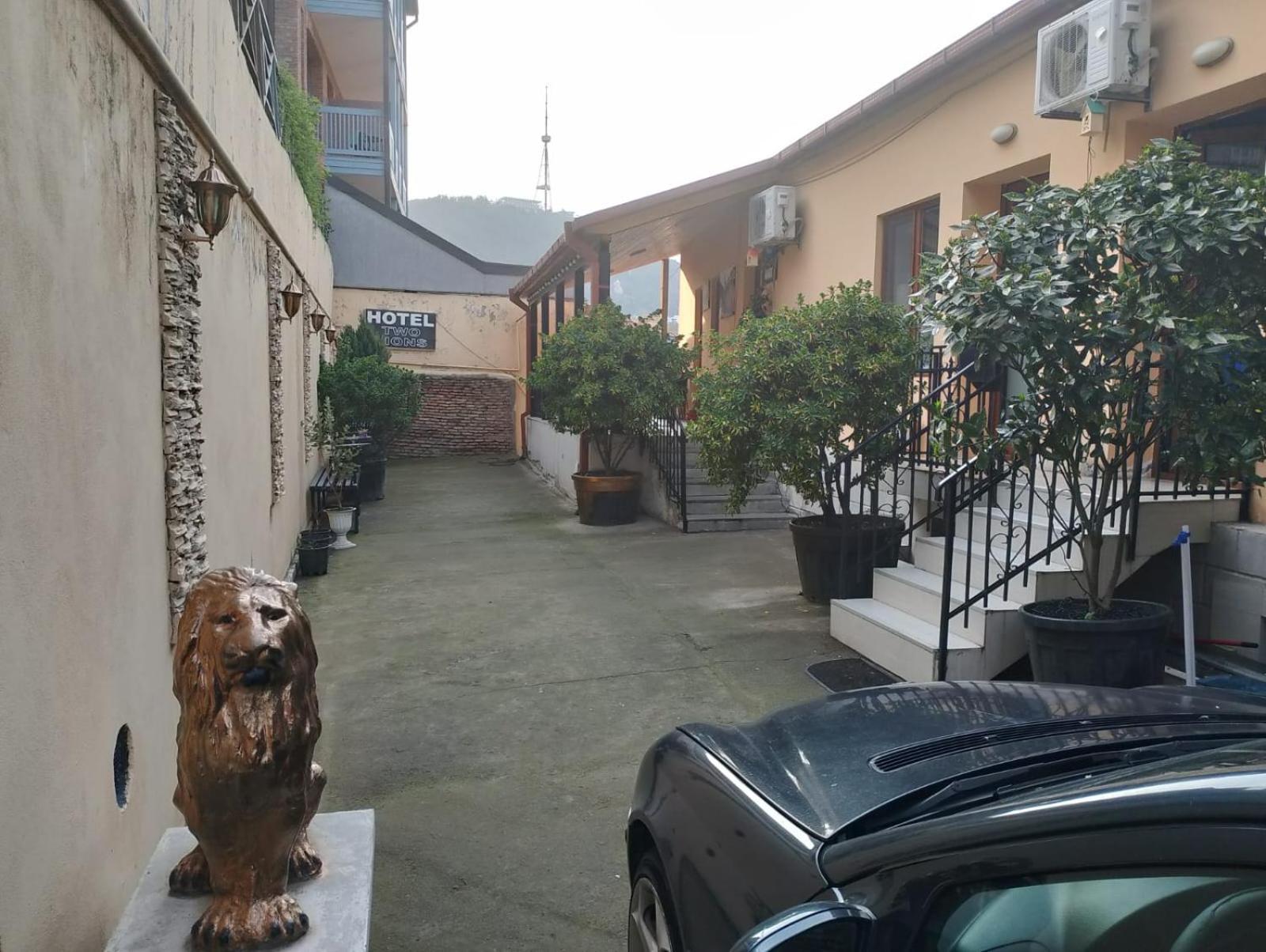 Two Lions Hotel Tbilisi Exterior foto