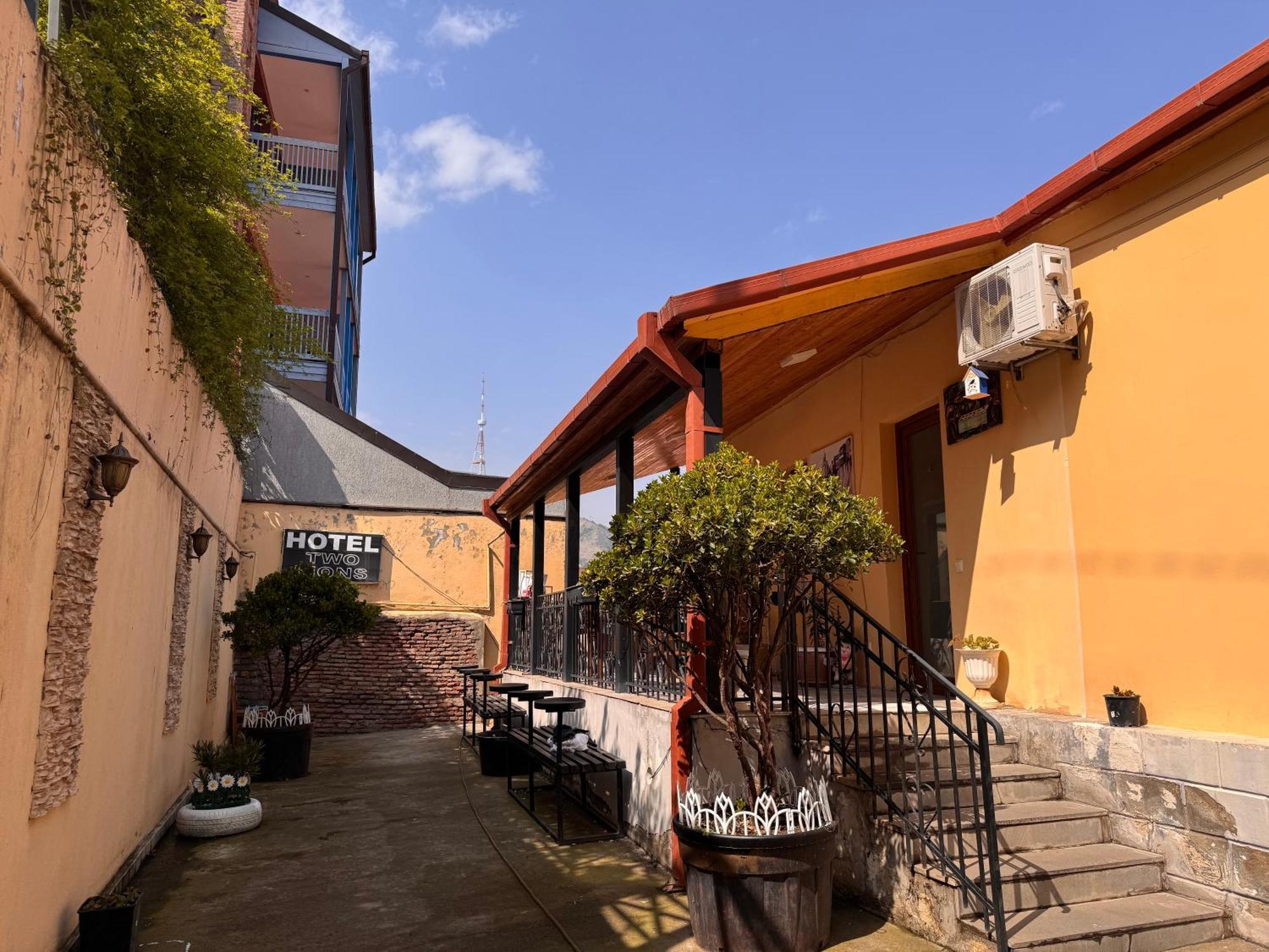 Two Lions Hotel Tbilisi Exterior foto